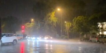 दिल्ली-एनसीआर अचानक मौसम परिवर्तन से हिट: ओलावृष्टि, क्षेत्र भर में भारी बारिश, कुछ उड़ानें डायवर्ट हुईं