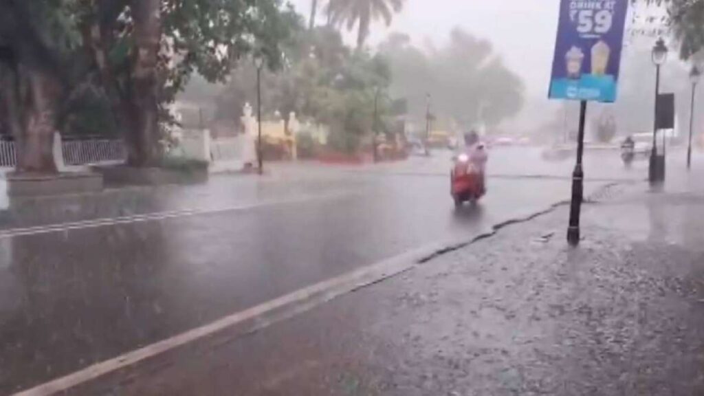 भारी बारिश लैश वेस्टर्न इंडिया: IMD इश्यूज़ अलर्ट के लिए महाराष्ट्र और गोवा के लिए सुरक्षा सलाह के साथ