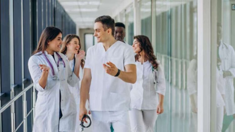NEET UG 2025: NMC मेडिकल एस्पिरेंट्स के लिए दिशानिर्देश जारी करता है, MBBS छात्रों को लेने के लिए चरणों की जाँच करें