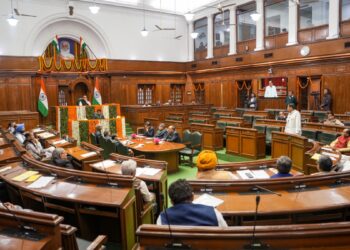 दिल्ली विधानसभा वीर सावरकर, दयानंद सरस्वती, और मदन मोहन मालविया के चित्रों को स्थापित करने के लिए