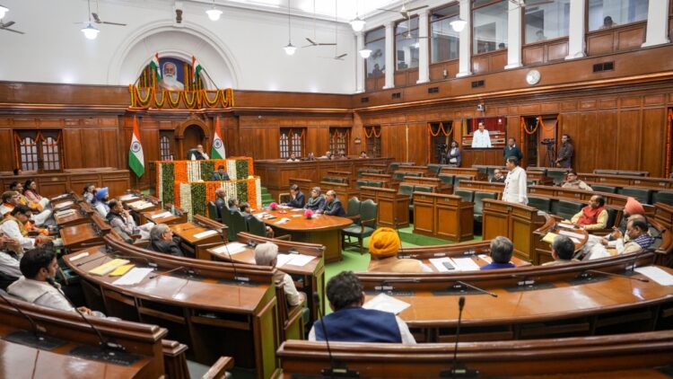 दिल्ली विधानसभा वीर सावरकर, दयानंद सरस्वती, और मदन मोहन मालविया के चित्रों को स्थापित करने के लिए