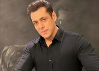 आदमी बांद्रा में सलमान खान के गैलेक्सी अपार्टमेंट में प्रवेश करने की कोशिश करता है, कहता है कि 'उससे मिलना चाहते हैं'