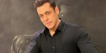 आदमी बांद्रा में सलमान खान के गैलेक्सी अपार्टमेंट में प्रवेश करने की कोशिश करता है, कहता है कि 'उससे मिलना चाहते हैं'