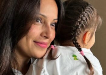 Bipasha बसु ने इंस्टाग्राम पर बेटी देवी के साथ एक तस्वीर साझा की फोटो देखें