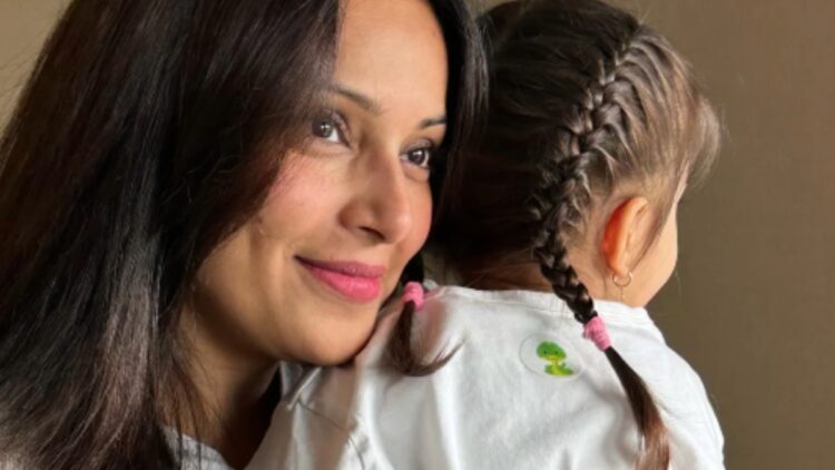 Bipasha बसु ने इंस्टाग्राम पर बेटी देवी के साथ एक तस्वीर साझा की फोटो देखें