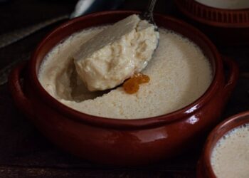 Mishti doi: गर्मियों के दौरान आसानी से घर पर इस बंगाली विनम्रता को बनाएं, नुस्खा जानें
