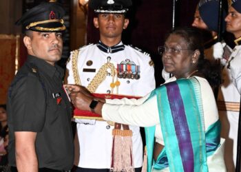 मेजर आशीष दहिया ने शौर्य चक्र को उनकी वीरता के लिए सम्मानित किया यहाँ Braveheart की कहानी पढ़ें