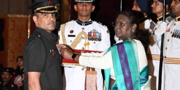 मेजर आशीष दहिया ने शौर्य चक्र को उनकी वीरता के लिए सम्मानित किया यहाँ Braveheart की कहानी पढ़ें