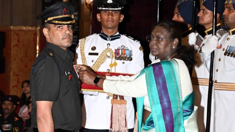 मेजर आशीष दहिया ने शौर्य चक्र को उनकी वीरता के लिए सम्मानित किया यहाँ Braveheart की कहानी पढ़ें