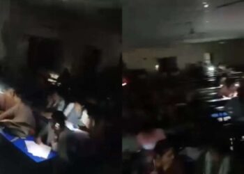 बिहार: अचानक पावर आउटेज परीक्षा के दौरान, छात्र मोबाइल फोन फ्लैशलाइट का उपयोग करके कागजात लिखते हैं घड़ी