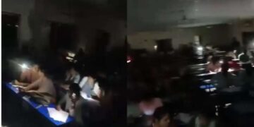 बिहार: अचानक पावर आउटेज परीक्षा के दौरान, छात्र मोबाइल फोन फ्लैशलाइट का उपयोग करके कागजात लिखते हैं घड़ी