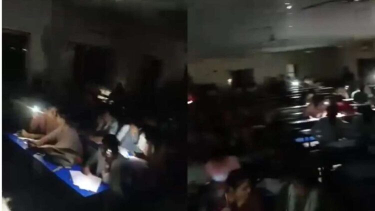 बिहार: अचानक पावर आउटेज परीक्षा के दौरान, छात्र मोबाइल फोन फ्लैशलाइट का उपयोग करके कागजात लिखते हैं घड़ी
