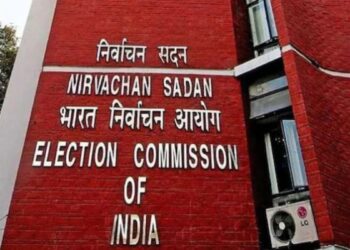 ECI मोबाइल फोन जमा के लिए नए दिशानिर्देश जारी करता है और मतदान केंद्रों के पास मानदंडों को कैनवसिंग करता है