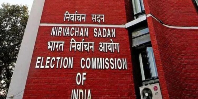 ECI मोबाइल फोन जमा के लिए नए दिशानिर्देश जारी करता है और मतदान केंद्रों के पास मानदंडों को कैनवसिंग करता है