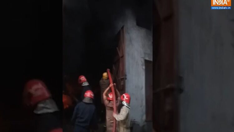 दिल्ली: बवाना में कारखाने में आग टूट जाती है, 17 फायर टेंडर स्पॉट पर | वीडियो