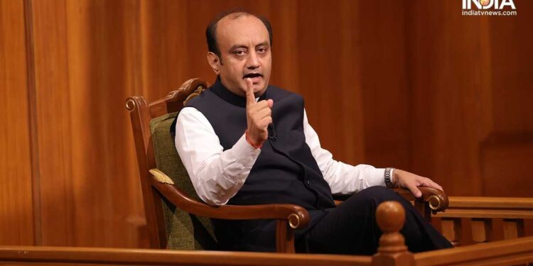 AAP KI ADALAT: सुधानशु त्रिवेदी ने सोफिया कुरैशी पर विजय शाह की टिप्पणी की निंदा की, स्लैम्स कांग्रेस