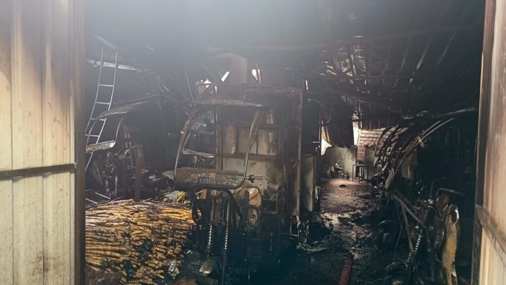 दिल्ली: शाहदारा क्षेत्र में ई-चार्जिंग स्टेशन पर आग के रूप में दो मृत