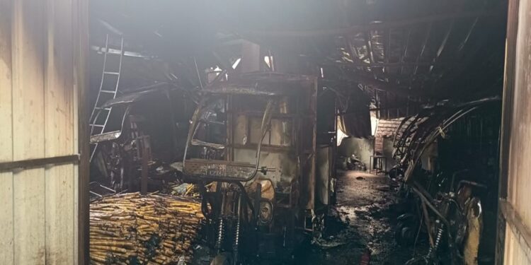 दिल्ली: शाहदारा क्षेत्र में ई-चार्जिंग स्टेशन पर आग के रूप में दो मृत