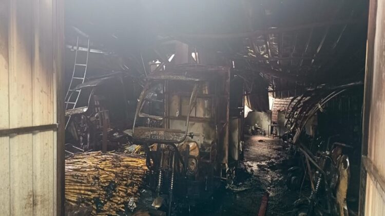 दिल्ली: शाहदारा क्षेत्र में ई-चार्जिंग स्टेशन पर आग के रूप में दो मृत