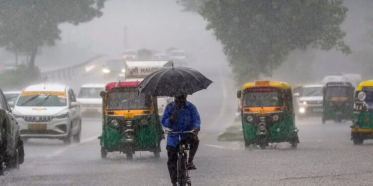 दिल्ली की बारिश से व्यापक जलभराव और ट्रैफिक स्नर्ल, उड़ान संचालन को बाधित करना पड़ता है