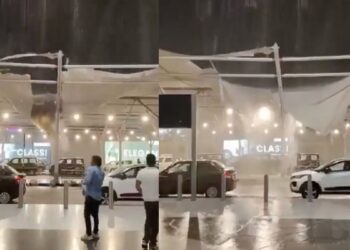 दिल्ली हवाई अड्डे का टर्मिनल 1 थंडरस्टॉर्म, भारी बारिश के कारण मामूली क्षति से ग्रस्त है | वीडियो