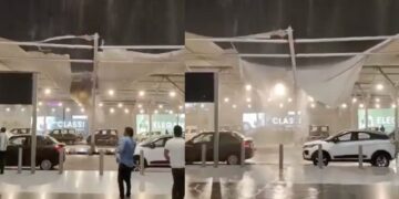 दिल्ली हवाई अड्डे का टर्मिनल 1 थंडरस्टॉर्म, भारी बारिश के कारण मामूली क्षति से ग्रस्त है | वीडियो