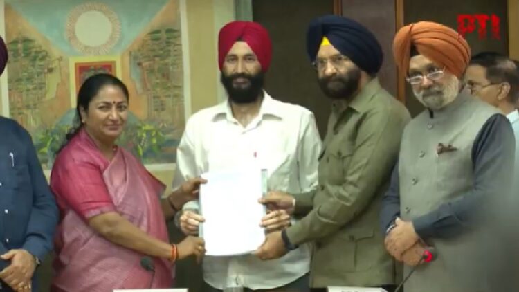 दिल्ली सीएम रेखा गुप्ता ने 1984 के दंगा पीड़ितों के परिजनों को नौकरी पत्रों पर हाथ रखा, जस्टिस लॉन्ग ओवरड्यू का कहना है घड़ी