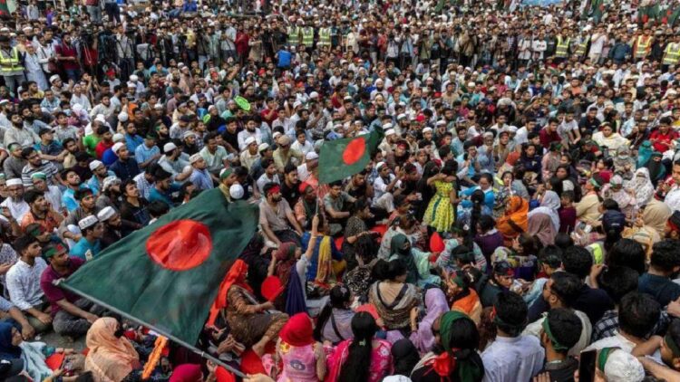 बांग्लादेश पर फिर से फोड़ा: अर्धसैनिक बलों ने यूनुस सरकार के नए कानून के खिलाफ सिविल सेवकों द्वारा विरोध प्रदर्शन के बीच