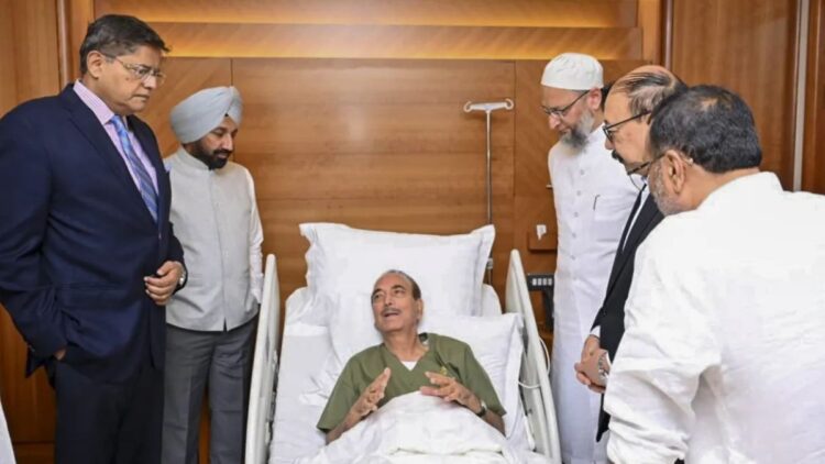 कुवैत में बीमार पड़ने के बाद पीएम मोदी ने गुलाम नबी आज़ाद से बात की, त्वरित वसूली की इच्छा