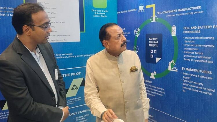 भारत ने बैटरी से निर्माण से लेकर रीसाइक्लिंग तक बैटरी की निगरानी के लिए 'बैटरी आधार' का परिचय दिया