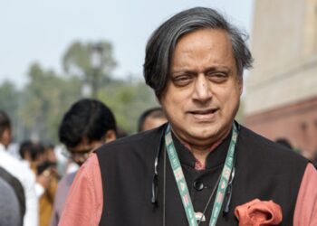 शशि थरूर ने कांग्रेस को अपनी 'सर्जिकल स्ट्राइक' टिप्पणी पर फ़्लैक किया: 'करने के लिए बेहतर चीजें हैं'