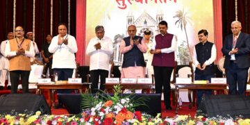 CM Fadnavis का कहना है कि ब्रिटिश द्वारा VD Savarkar की बैरिस्टर की डिग्री को बहाल करने के प्रयास शुरू करेंगे