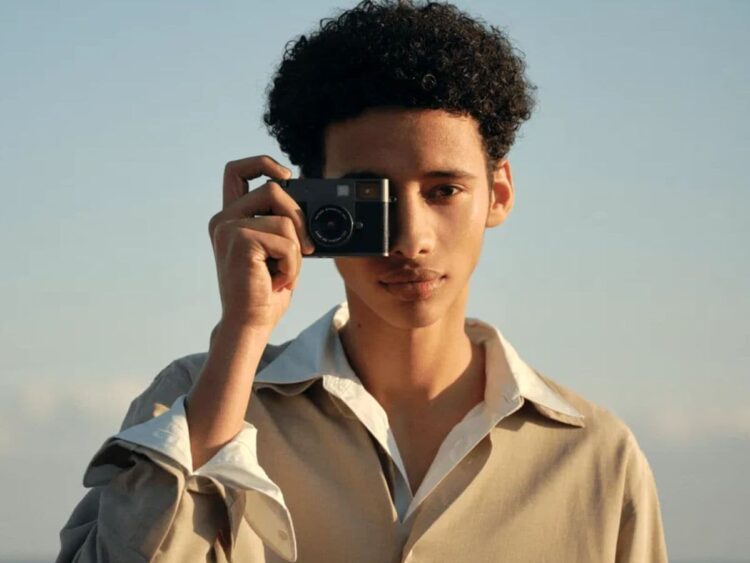 Fujifilm x आधा यहाँ है: एक रेट्रो लुक के साथ सोशल मीडिया के लिए बनाया गया एक कॉम्पैक्ट डिजिटल कैमरा