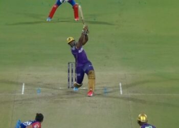 IPL 2025, DC बनाम KKR: आंद्रे रसेल अपने जन्मदिन पर 106-मीटर छह को तोड़ता है, स्टार्क के पूर्ण टॉस को दंडित करता है