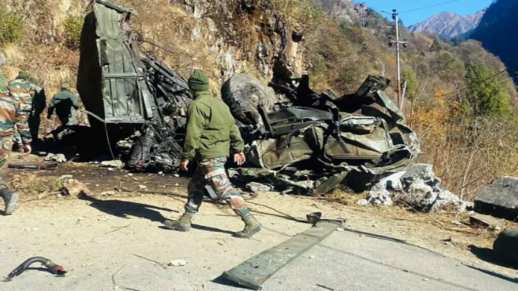JK: 3 सैनिकों की मरने के बाद सेना के ट्रक रामबान में कण्ठ में गिर जाते हैं