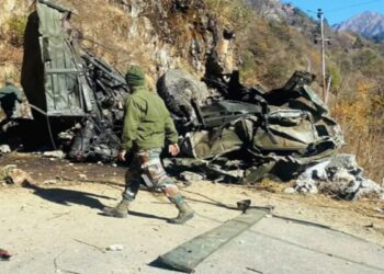 JK: 3 सैनिकों की मरने के बाद सेना के ट्रक रामबान में कण्ठ में गिर जाते हैं