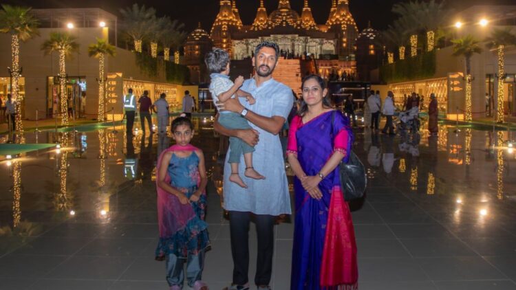 "अयोध्या से अबू धाबी तक - श्री अरुण योगिराज ने BAPS मंदिर को 'भारतीय संस्कृति के लिए वैश्विक श्रद्धांजलि' के रूप में वर्णित किया है।"