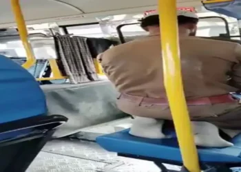 कर्नाटक वायरल वीडियो: परीक्षण धैर्य! ड्राइवर बीच में बस बंद कर देता है, नमाज़ प्रदान करता है, यात्रियों को उच्च और गर्मी में सूखा छोड़ दिया जाता है