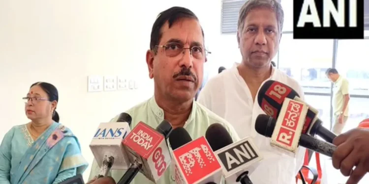 कर्नाटक समाचार: उम्मीदवार ने एनईईटी परीक्षा के दौरान जेनू को हटाने के लिए कहा, केंद्रीय मंत्री प्रालहाद जोशी ने अभिनय करने के लिए सीएम के रूप में प्रतिक्रिया दी