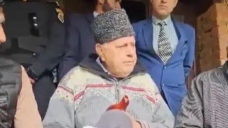 "कश्मीर था और हमेशा भारत का हिस्सा होगा": पाहलगाम में पर्यटकों से मिलने के बाद फारूक अब्दुल्ला