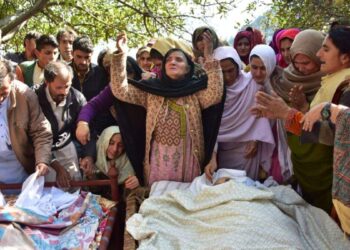 कश्मीर परिवार गोलाबारी के बाद डर गए, सुरक्षित स्थानों पर चले गए