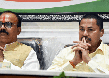 कांग्रेस उस समय क्या सोच रही है जब बोन्होमी ठाकरे, पावर कबीले में खिल रही है