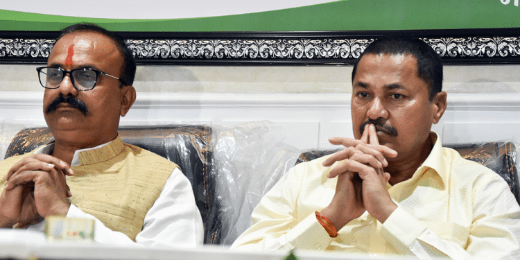 कांग्रेस उस समय क्या सोच रही है जब बोन्होमी ठाकरे, पावर कबीले में खिल रही है