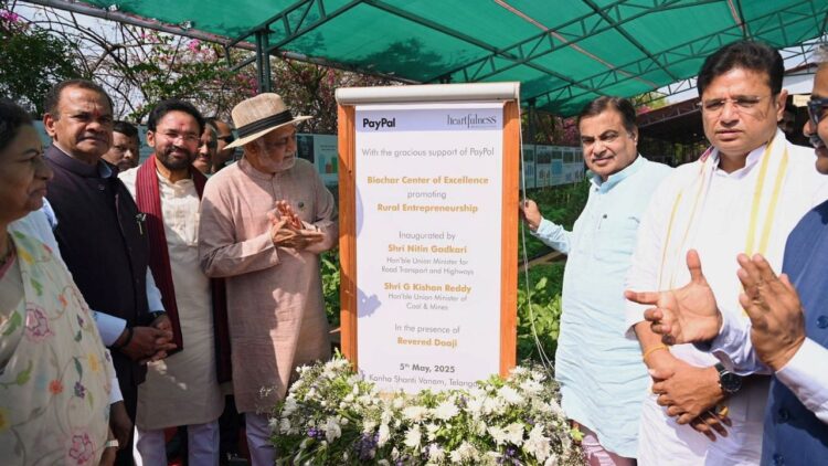केंद्रीय मंत्री नितिन गडकरी ने ग्रामीण उद्यमिता को बढ़ावा देने के लिए बायोचार सेंटर ऑफ एक्सीलेंस का उद्घाटन किया