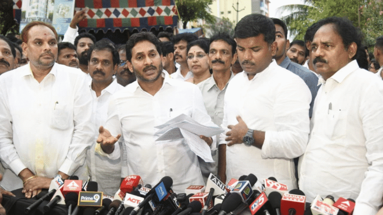 'क्रिश्चियन सीएम' टंट नहीं भूल गया, वाईएसआरसीपी मंदिर की दीवार के पतन के बाद नायडू पर हमला करने के लिए पूर्ण झुकाव जाता है