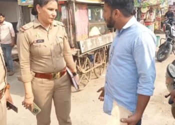गाजियाबाद वायरल वीडियो: एडवोकेट स्मोक्स में सार्वजनिक रूप से, पुलिसकर्मी उसे काम पर ले जाता है, गर्म तर्क इस प्रकार है