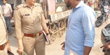 गाजियाबाद वायरल वीडियो: एडवोकेट स्मोक्स में सार्वजनिक रूप से, पुलिसकर्मी उसे काम पर ले जाता है, गर्म तर्क इस प्रकार है