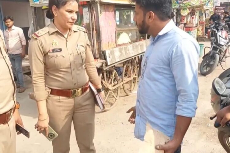गाजियाबाद वायरल वीडियो: एडवोकेट स्मोक्स में सार्वजनिक रूप से, पुलिसकर्मी उसे काम पर ले जाता है, गर्म तर्क इस प्रकार है