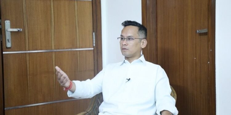 गौरव गोगोई को अपने राज्य प्रमुख के रूप में नामित करने में, कांग्रेस ने हिमंत के असम में पासा को रोल किया