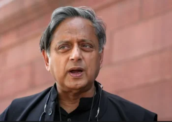 चौराहे पर शशी थारूर! क्या कांग्रेस करिश्माई केरल नेता की अनदेखी कर रही है